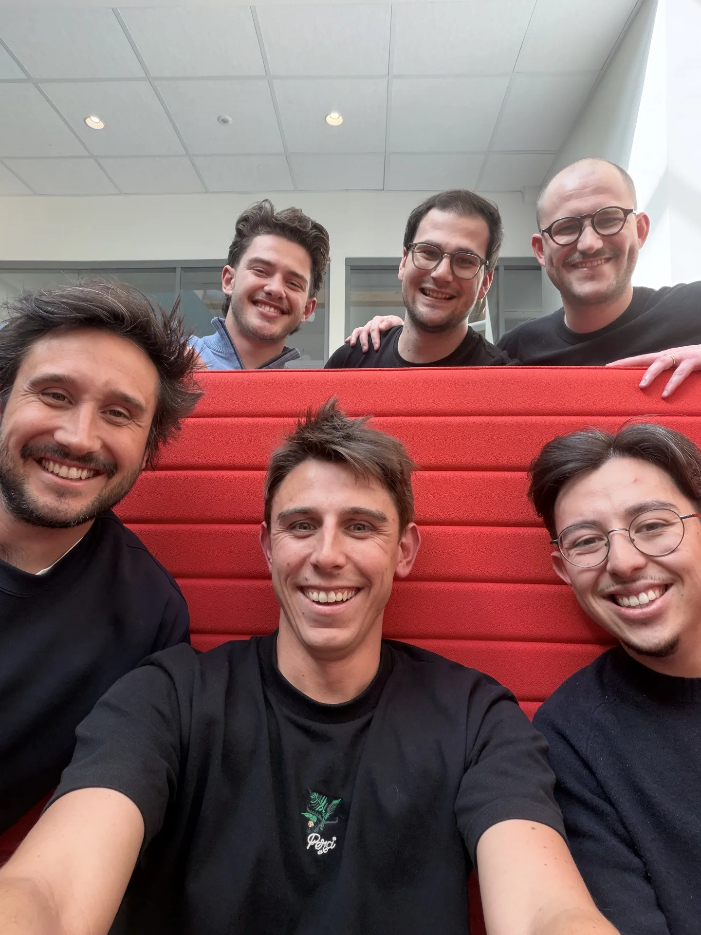 Équipe Hoppi réunie autour de la banquette rouge